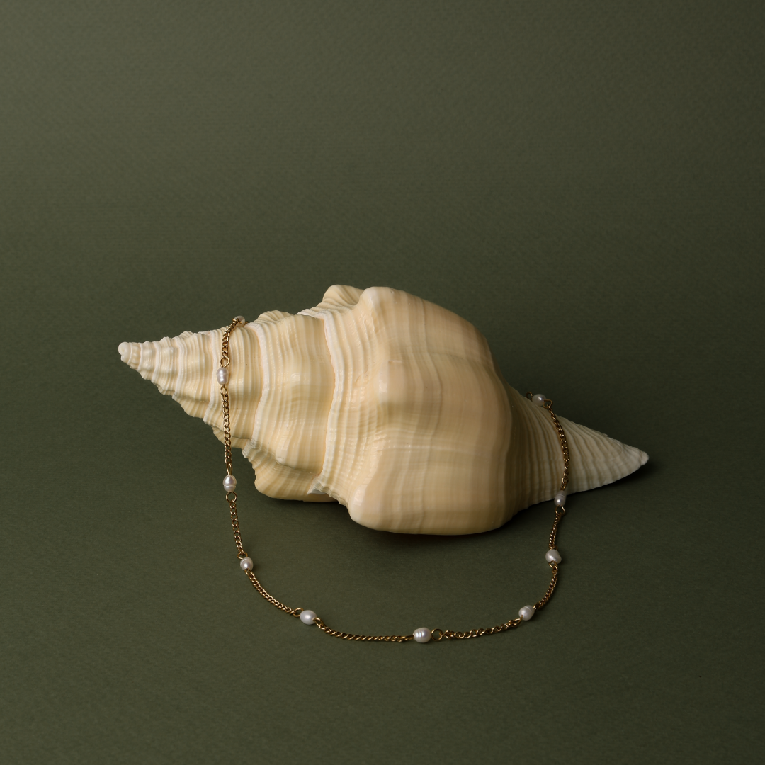 Gargantilla delicada de oro con perlas