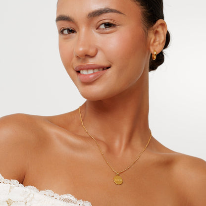 Collar delicado con medallón