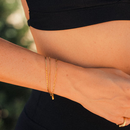 Pulsera dorada de capas