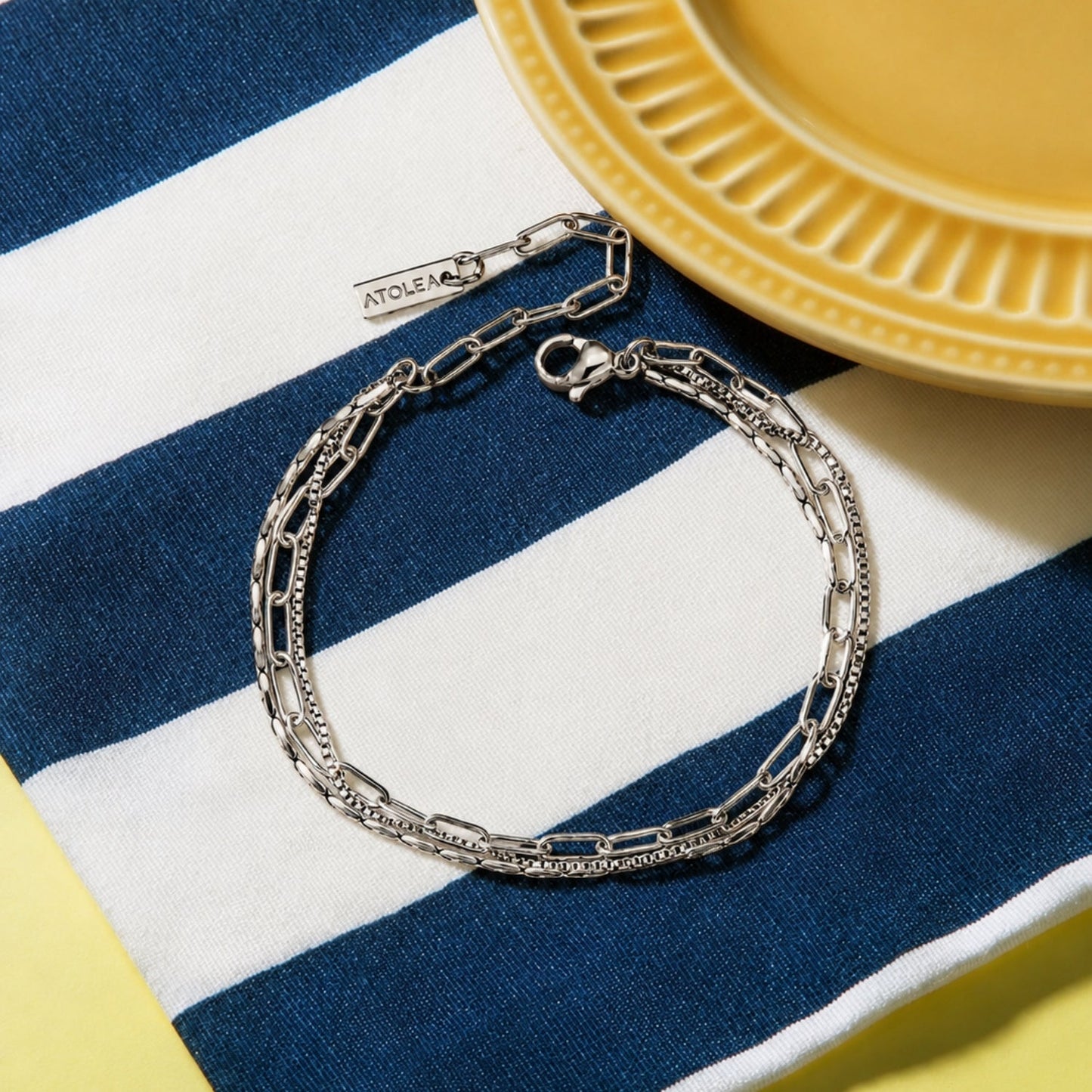 Pulsera dorada de capas
