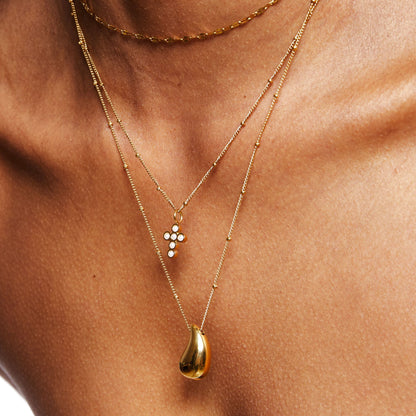 Collar de perlas con cruz