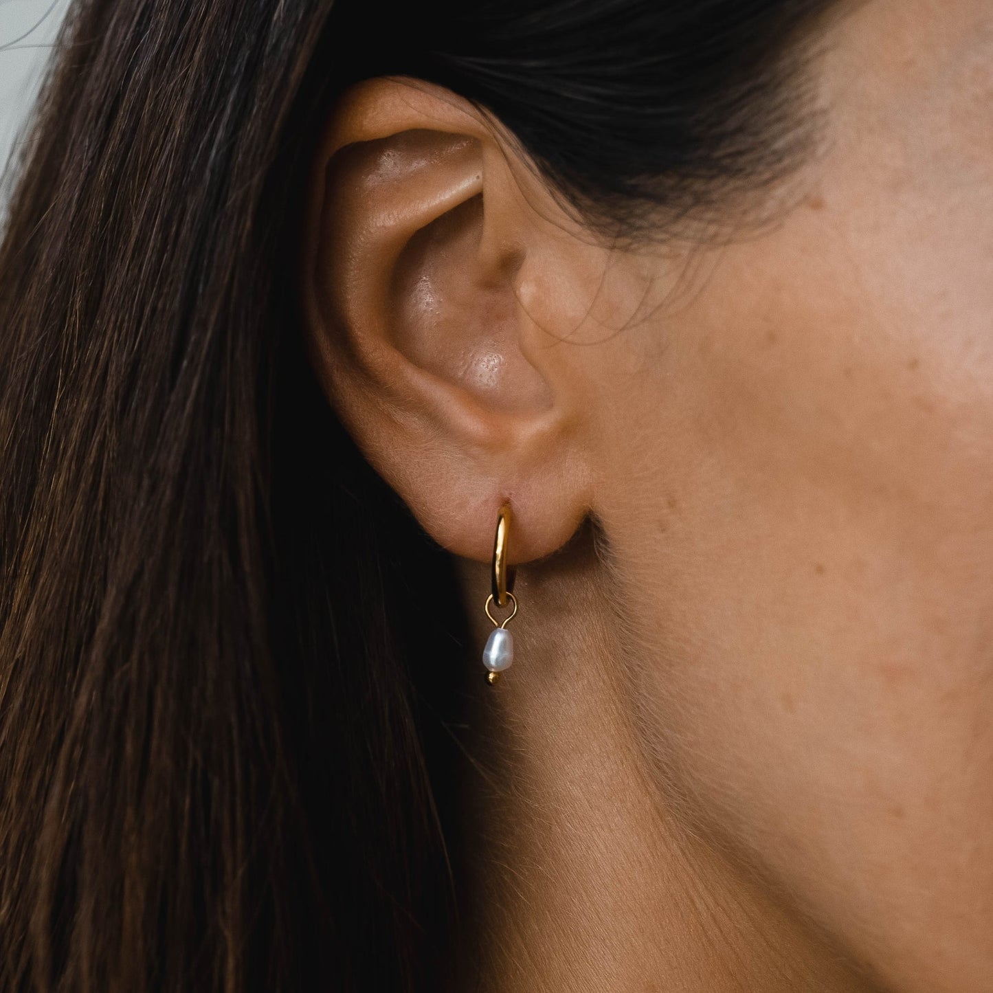 Pendientes de aro Huggie con perlas