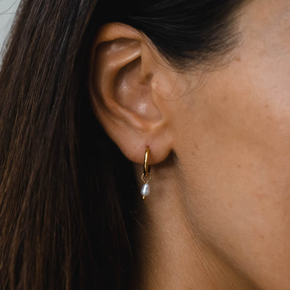 Pendientes de aro Huggie con perlas